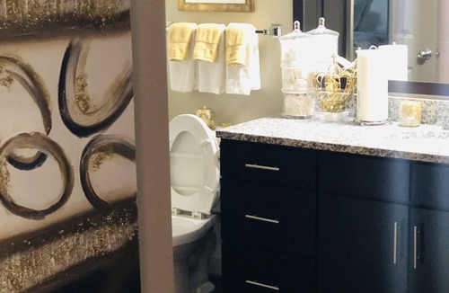 Downtown Cincinnati Apartment | Cincy Elegant Suite at the Riverfront