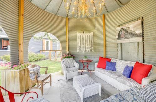 Hudsonville House | 'City Girl Farmhouse' in Hudsonville w/Hot Tub
