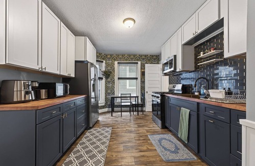 Grand Rapids Apartment | Classic Heritage Hill Remodeled 2 Bedroom with Bold and Warm Colors