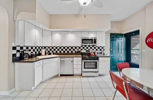 Lincoln Park Condo | Classic Lincoln Park 2 bedroom condo- parking included