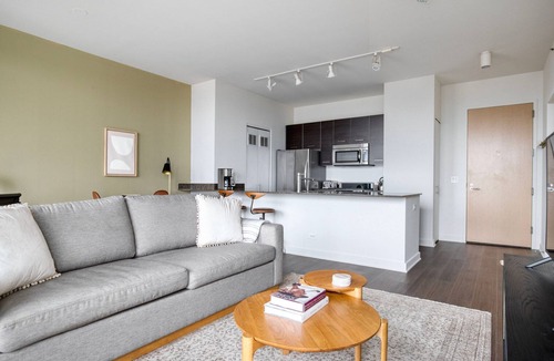 River West Apartment | Classic River West 1BR w/Roofdeck & W/D, nr Blue Line, by Blueground