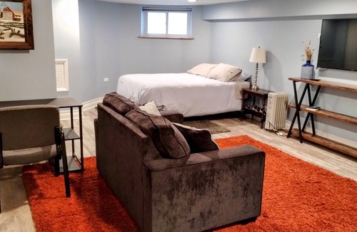 Hyde Park Apartment | Classic Rowhouse Den at U of Chicago