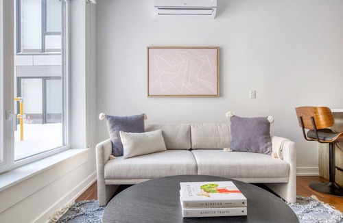 Uptown Apartment | Classic Uptown Studio w/ Roof & W/D, near Red Line, by Blueground