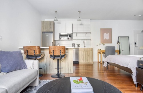 Uptown Apartment | Classic Uptown Studio w/ Roof & W/D, near Red Line, by Blueground