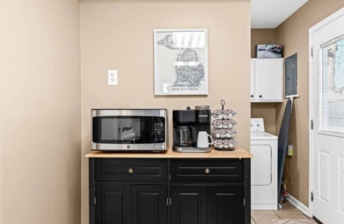Hazel Park House | Clean & Cozy 3BR Home| Friendly City of Hazel Park