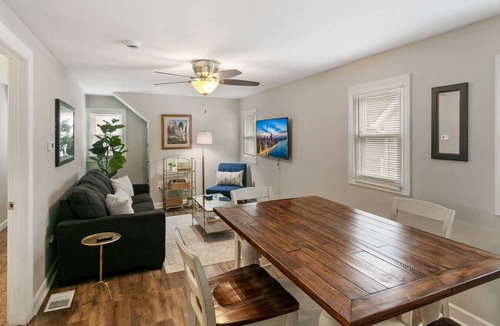 Libertyville Apartment | Clean & Modern Apt DT Libertyville near Naval Base