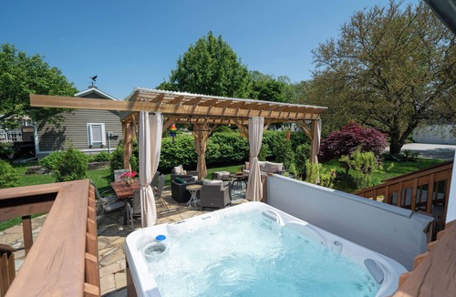 South Haven House | Coco's Beach House: Quiet Setting w/Hot Tub, Lovely Backyard