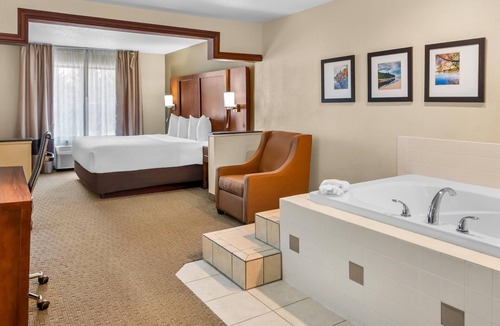 Comstock Park Hotel | Comfort Suites Grand Rapids North