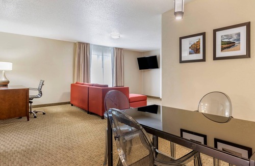 Comstock Park Hotel | Comfort Suites Grand Rapids North