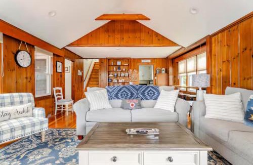 Bohners Lake House | Comfortable Cabin on Lake and 20 min from Ski Hill and Alpine Valley