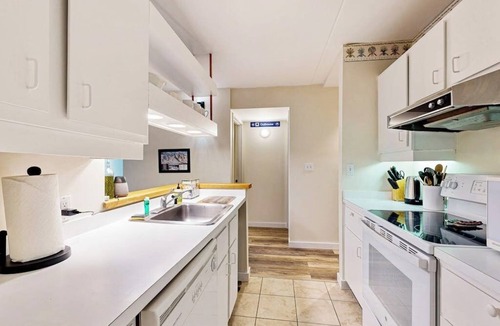 Warren Condo | Comfortable condo with pools, tennis, gym, sauna, & game room