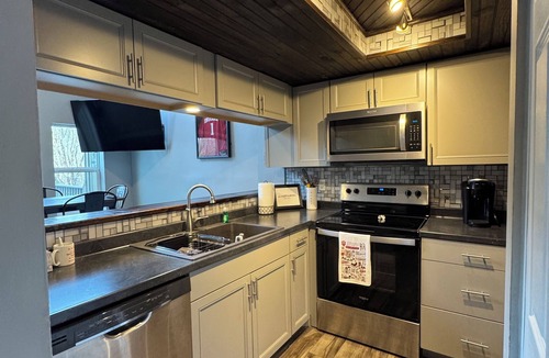 Avoca Condo | Completely Updated Condo-Resort Living on Lake Monroe w/Pool, Golf + Golf Cart