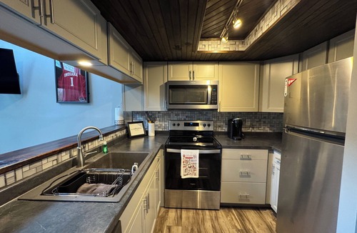 Avoca Condo | Completely Updated Condo-Resort Living on Lake Monroe w/Pool, Golf + Golf Cart