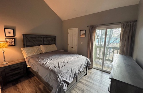 Avoca Condo | Completely Updated Condo-Resort Living on Lake Monroe w/Pool, Golf + Golf Cart