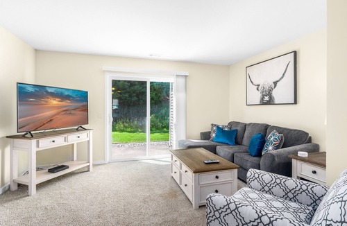 Holiday Hills Apartment | ✵ Contemporary 2 Bedroom Condo @ Holiday Village ➠ Unit 3887 ✵
