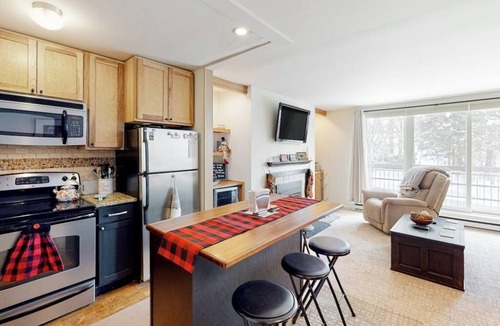 Warren Condo | Convenient condo w/mountain view, fireplace, near lift, ski locker, 1st floor