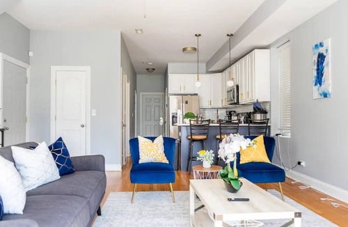 East Garfield Park Apartment | Cosy room near medical district w/private balcony
