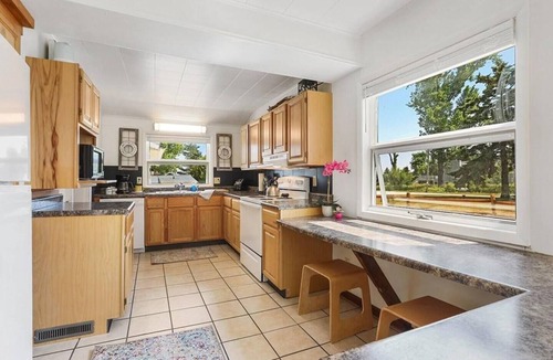 Jacksonport House | "Cottage on The Lake" (Jacksonport) - SLEEPS 10