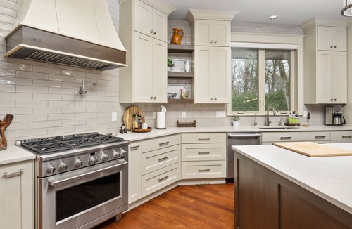 Newberg House | Country Luxury in Manor, Pet Friendly, Hot Tub, Indoor Basketball Ct, Billiards, on 2 Acres