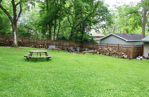 Williams Bay Cabin | “Couples’ Cozy Cabin – King Bed, Walk to Geneva Lake”