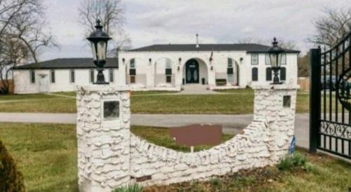 Merrillville House | Couples Guesthouse, jacuzzi, sauna, pool