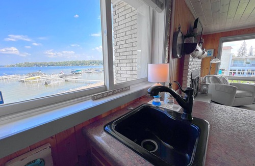 Conway Condo | Cozy 1 bd/1.5 Bath Condo in tranquil Crooked Lake with Kayaks & Dock