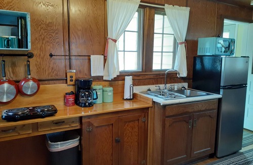 Broomfield Cabin | Cozy 1 Bdrm cabin/sleeps max 4. Fireplace/Lakefront/Boats included Open all year