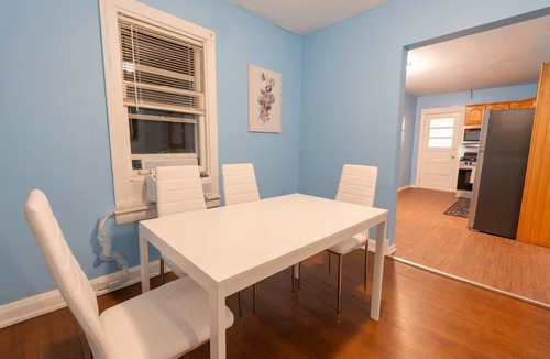Skokie House | Cozy 1-Bedroom House in Tranquil Skokie With Parking