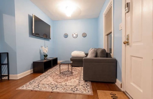 Skokie House | Cozy 1-Bedroom House in Tranquil Skokie With Parking