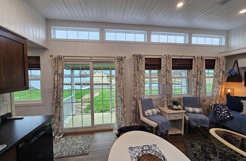 Janesville House | Cozy! 1-bedroom house on Lake Mattoon with dock, porch and stunning view!