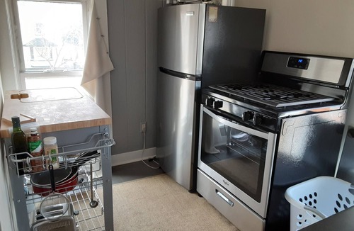 Harvard Apartment | Cozy 1-bedroom upper apartment with AC and WiFi in charming Harvard 28 Night min