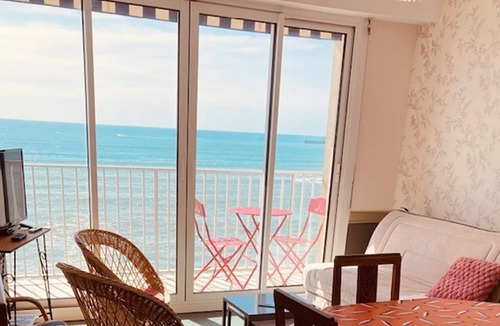 Les Sables d'Olonne Apartment | Cozy 1BR Apartment in Les Sables - Seafront, near beach & shops, balcony, pet friendly