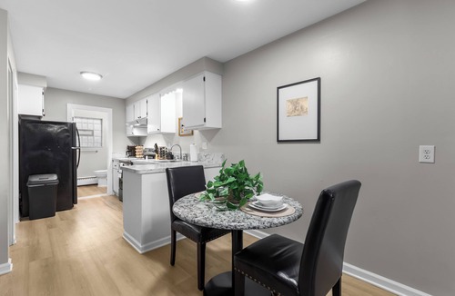Mount Clemens Apartment | Cozy 1BR by Downtown Mt.Clemens | Hollywood Suites
