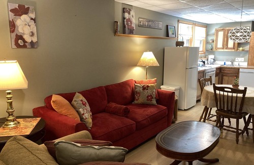 Waterford Apartment | Cozy 2 bedrm apart with full kitchen surrounded by woods 25 mins from Milwaukee