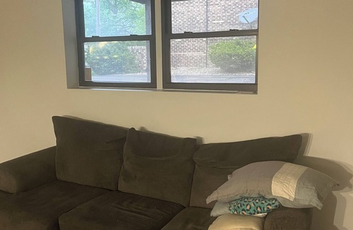 Oak Lawn Apartment | Cozy 2-bedroom apartment in beautiful Oak Lawn with AC