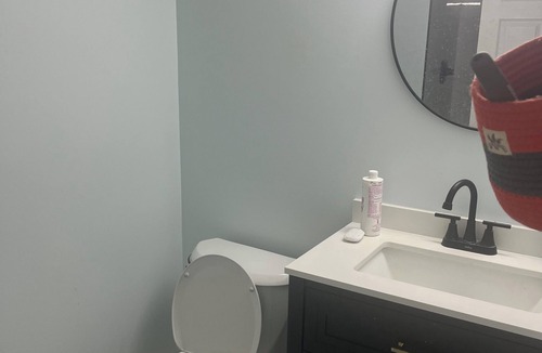 Oak Lawn Apartment | Cozy 2-bedroom apartment in beautiful Oak Lawn with AC