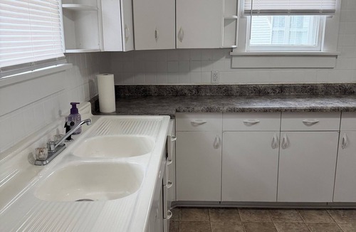 Vincennes House | Cozy 2-bedroom house in pleasant Vincennes with AC