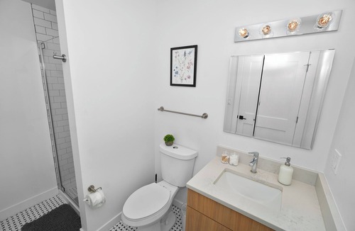 East Garfield Park Hotel | Cozy 2BR Unit Near Garfield Park & United Center