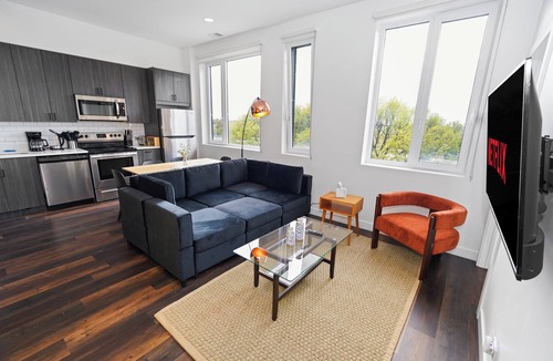 East Garfield Park Hotel | Cozy 2BR Unit Near Garfield Park & United Center