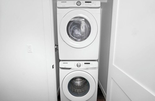 East Garfield Park Hotel | Cozy 2BR Unit Near Garfield Park & United Center