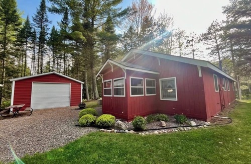 Phillips Cabin | Cozy 3-bedroom cabin in Phillips on Soo Lake w/WiFi, kayaks, fire pit & grill