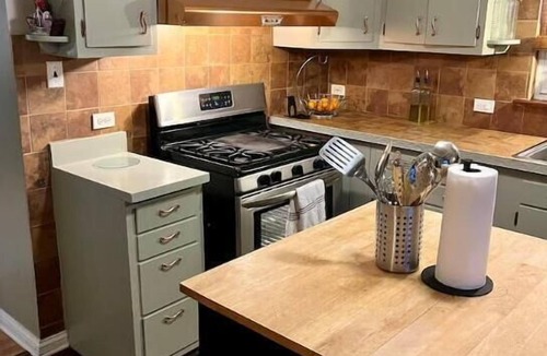 Chicago Lawn House | Cozy 3 Bedroom Family Sized Duplex/9 mins from Midway airport!