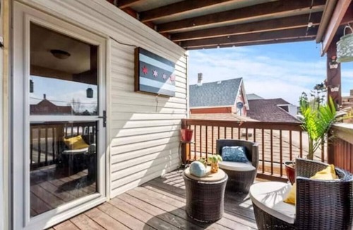 Chicago Lawn House | Cozy 3 Bedroom Family Sized Duplex/9 mins from Midway airport!