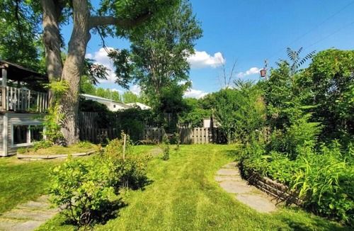 Riverside House | COZY 3BR HARBOR HOUSE NEAR LAKE MICHIGAN, HUGE DECK AND YARD