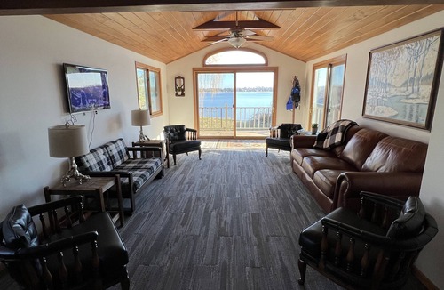 Hustisford Cabin | Cozy 4 Bedroom Cabin on Sinissippi Lake Just 60 min from Milwaukee or Madison
