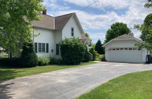 Algoma House | Cozy Algoma Retreat! Minutes to Beach and Downtown!