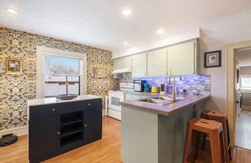 Easttown Apartment | Cozy and charming 2-bedroom Apartment in Grand Rapids with AC