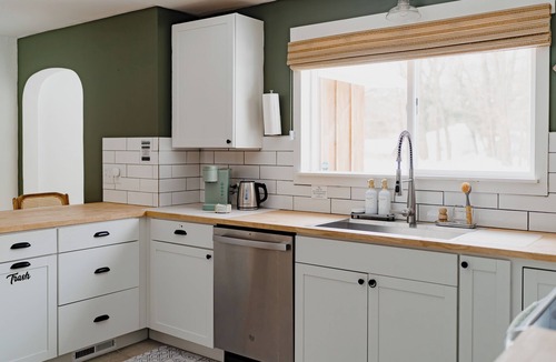Stevensville Cottage | Cozy Bluebird Cottage with Hot Tub near Lake Michigan in wonderful Stevensville!