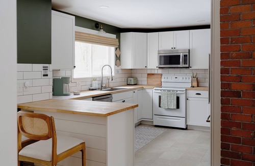 Stevensville Cottage | Cozy Bluebird Cottage with Hot Tub near Lake Michigan in wonderful Stevensville!