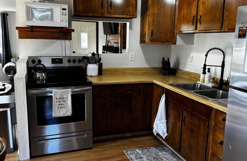 Amberg Cabin | Cozy cabin, Wi-Fi, on ATV trails in the ❤️ of the waterfall capital, dogs welcome